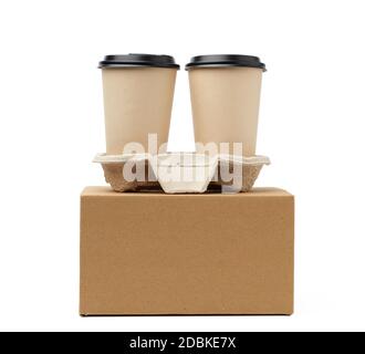 Braune Papierbox und Einweg-Tassen für heiße Getränke in Tablett sind auf weißem Hintergrund isoliert, Verpackung für die Lieferung, Öko-Verpackung Stockfoto