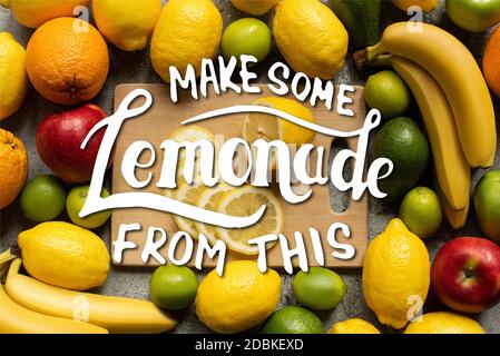 Draufsicht auf leckere bunte Früchte und Holz Schneidebrett mit Zitronenscheiben, machen Sie einige Limonade aus dieser Abbildung Stockfoto
