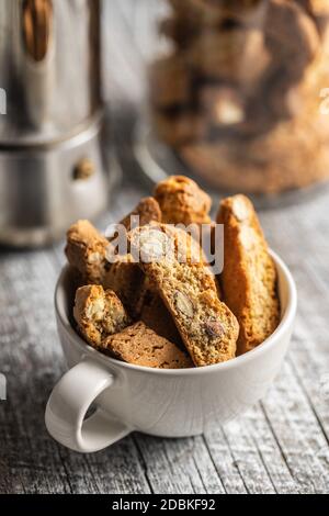 Süße italienische Cantuccini-Kekse. Mandeln Kekse in Kaffeebecher. Stockfoto