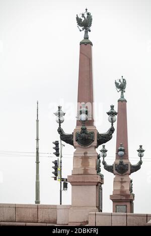 Rostral Säulen der Trinity Bridge. Sankt Petersburg, Russland. Die Brücke wurde zwischen 1897 und 1903 gebaut Stockfoto