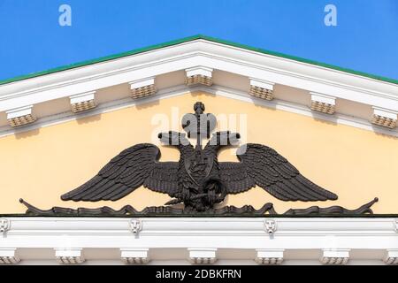 Schwarzer zweiköpfiger Adler barelief, russisches Wappen mit einem Reiter an Bord. Symbol des kaiserlichen Russlands. Dekoration der St. Petersburg Mining Universi Stockfoto