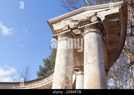 Weiße Säulen mit kreisförmigem Portikus unter blauem Himmel. Beispiel für alte klassische Architektur. St. Petersburg Stockfoto