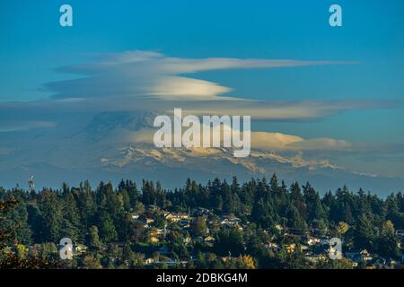 Untertassenförmige Wolken schweben über Mount Rainier im Staat Washington. Stockfoto