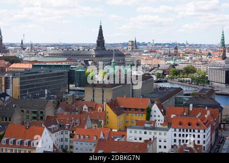 Kopenhagen, Dänemark - 22. Juni 2019 : Luftaufnahme der Stadt vom spiralförmigen Turm Kirche unseres Erlösers. Schloss Christiansborg Stockfoto