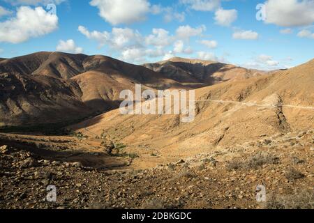 Schöne vulkanische Berge und die Straße auf einem Berghang. Straße von la Pared nach Betancuria. Fuerteventura: Kanarische Inseln Stockfoto