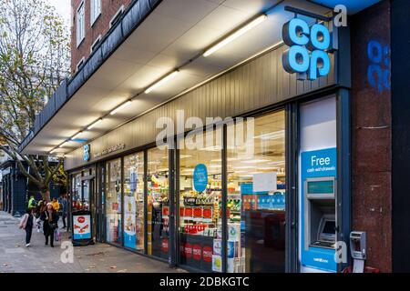 Co-Op Supermarkt, geöffnet während der zweiten Coronavirus Pandemie Lockdown, Kentish Town, London, Großbritannien Stockfoto