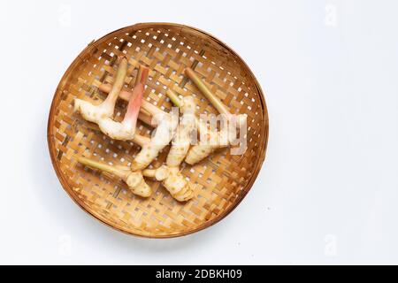 Frische Galgant auf Holz Bambus Dreschkorb Hintergrund. Stockfoto