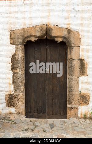 Alte braune Tür in Betancuria Dorf auf Fuerteventura, Kanarische Inseln, Spanien Stockfoto