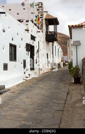 Ein Blick auf Juan Bethencourt Straße in Betancuria auf Fuerteventura, Kanarische Inseln, Spanien Stockfoto