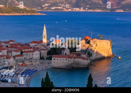 Luftaufnahme der Kirchen des Heiligen Ivan und der Heiligen Dreifaltigkeit in der Altstadt von Montenegro Stadt Budva an der Adria bei Sonnenuntergang, Montenegro Stockfoto