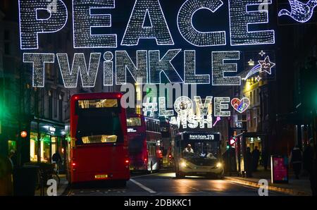 Brighton Sussex UK 17. November 2020 - Busse fahren unter den Weihnachtslichtern in der North Street, Brighton und verleihen dem Coronavirus COVID-19 Sperrbeschränkungen in England ein wenig Glanz : Credit Simon Dack / Alamy Live News Stockfoto