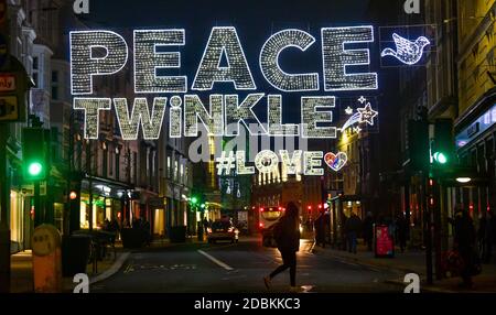 Brighton Sussex UK 17. November 2020 - EIN paar Käufer unter den Weihnachtslichtern in North Street , Brighton ein wenig Glanz auf die Coronavirus COVID-19 Sperrbeschränkungen in England : Credit Simon Dack / Alamy Live News Stockfoto