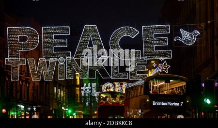 Brighton Sussex UK 17. November 2020 - Busse fahren unter den Weihnachtslichtern in der North Street, Brighton und verleihen dem Coronavirus COVID-19 Sperrbeschränkungen in England ein wenig Glanz : Credit Simon Dack / Alamy Live News Stockfoto