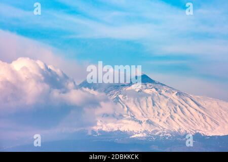 Rauchen schneebedeckten Vulkan Ätna bei Sonnenaufgang, wie Taormina, Sizilien gesehen Stockfoto