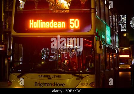 Brighton Sussex UK 17. November 2020 - Busse mit festlichen Botschaften der Hoffnung in den Fenstern passieren unter den Weihnachtslichtern in der North Street , Brighton Hinzufügen etwas Glanz zu den Coronavirus COVID-19 Sperrbeschränkungen in England : Credit Simon Dack / Alamy Live News Stockfoto