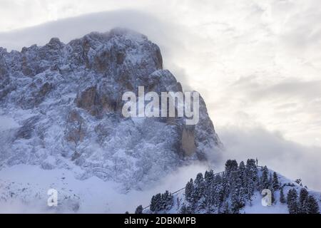 Teilansicht des Langkofels im Winter, mit einigen Wolken dahinter, Gröden, Italien Stockfoto