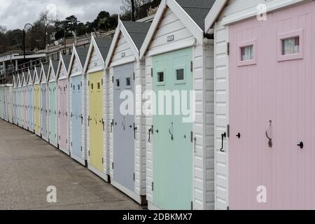 Der Strand Hütten in Lyme Regis in Dorset. Stockfoto