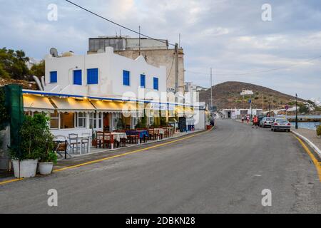IOS, Griechenland - 19. September 2020: Blick auf die Straße mit Restaurants und Geschäften im Hafen der Insel iOS. Kykladen, Griechenland Stockfoto