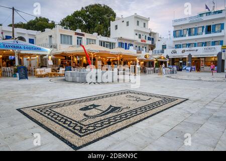 IOS, Griechenland - 19. September 2020: Hauptplatz mit Restaurants und Tavernen im Hafen der Insel iOS. Kykladen, Griechenland Stockfoto