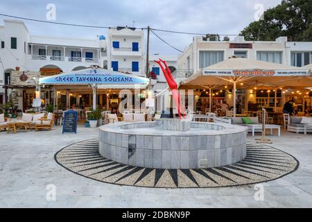 IOS, Griechenland - 19. September 2020: Hauptplatz mit Restaurants und Tavernen im Hafen der Insel iOS. Kykladen, Griechenland Stockfoto