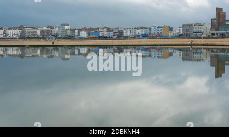 Gebäude entlang Marine Terrace und ihre Reflexion im Gezeitenbecken, Margate, Kent Stockfoto