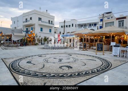 IOS, Griechenland - 19. September 2020: Hauptplatz mit Restaurants und Tavernen im Hafen der Insel iOS. Kykladen, Griechenland Stockfoto