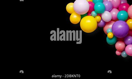 Eine Gruppe von bunten Party-Ballons auf schwarzem Hintergrund Mit Kopierbereich Stockfoto