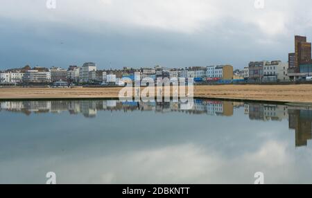 Gebäude entlang Marine Terrace und ihre Reflexion im Gezeitenbecken, Margate, Kent Stockfoto