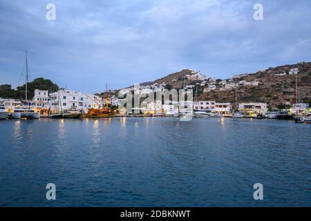 IOS, Griechenland - 19. September 2020: Blick auf die Bucht und die Chora-Stadt iOS am Abend. Kykladen, Griechenland Stockfoto