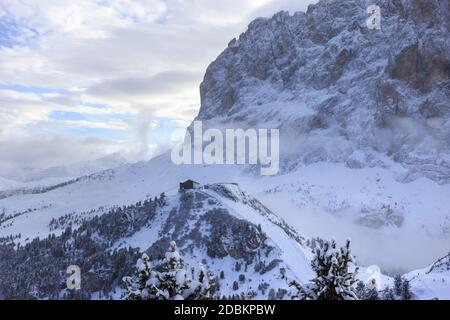 Teilansicht des Langkofels und Skipiste im Winter, Gröden, Dolomiten, Italien Stockfoto