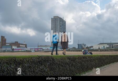 Menschen an der Wand des Gezeitenpools bei der Marine Terrace, Margate, Kent Stockfoto