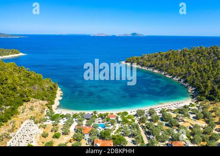 Erstaunlicher Strand von Leftos Gialos in Alonnisos Insel, Griechenland. Stockfoto