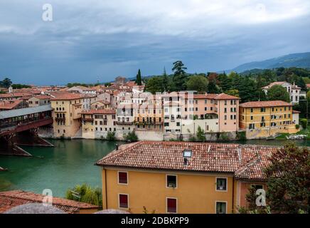Bassano del Grappa, Italien - 6 September, 2019: Die hölzerne Brücke, Ponte degli Alpini, auf dem Brenta Fluss bedeckt, im Jahre 1569 durch die arachiten konzipiert Stockfoto