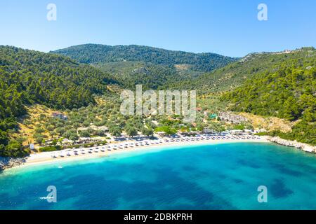 Erstaunlicher Strand von Leftos Gialos in Alonnisos Insel, Griechenland. Stockfoto