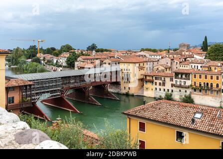 Bassano del Grappa, Italien - 6 September, 2019: Die hölzerne Brücke, Ponte degli Alpini, auf dem Brenta Fluss bedeckt, im Jahre 1569 durch die arachiten konzipiert Stockfoto