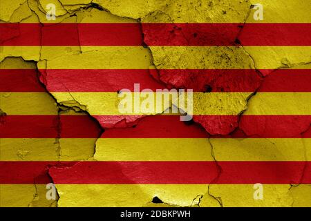 Flagge von Katalonien auf rissige Wand gemalt Stockfoto