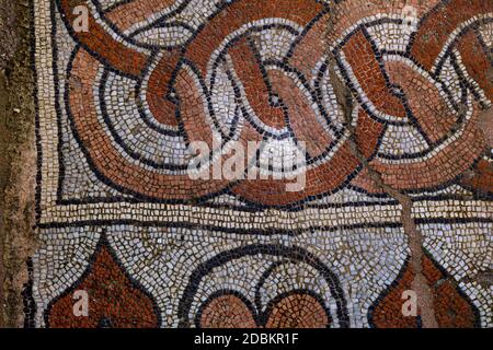 Butrint/ Albanien 12. Oktober 2019. Mosaik des alten Baptisteriums aus dem 6. Jahrhundert in Butrint, Albanien Stockfoto