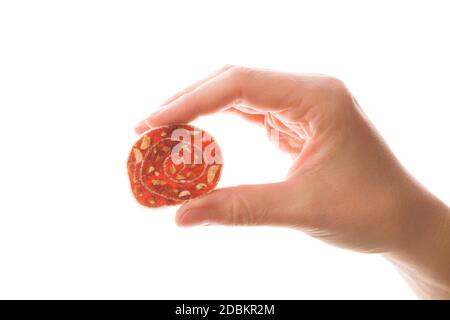 Nahaufnahme von Ingwer Süßigkeiten Stück in Frau Hand isoliert auf weißem Hintergrund. Stockfoto