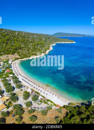 Erstaunlicher Strand von Leftos Gialos in Alonnisos Insel, Griechenland. Stockfoto