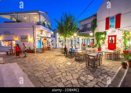 Erstaunliche malerische Dorf Glossa bei Sonnenuntergang, Skopelos, Griechenland. Stockfoto