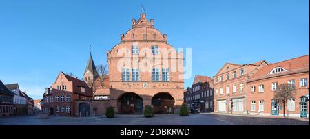 Panorama des Markts in der Stadt Gadebusch mit dem mittelalterlichen Rathaus in roter Backsteinarchitektur, Kirchturm und Häusern gegen einen Klein Stockfoto