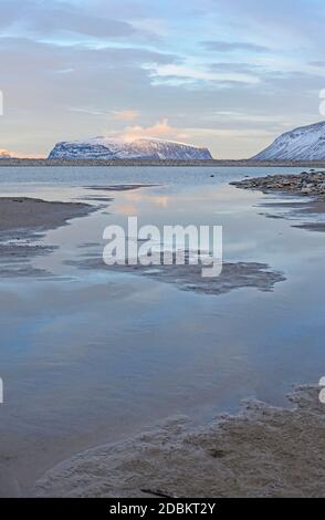 Die Dämmerung geht in der High Arctic in Sunneshine Bay auf Baffin Island in Nunavut, Kanada, unter Stockfoto