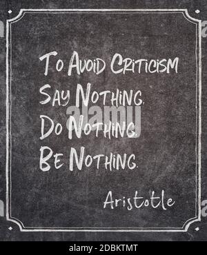 Um Kritik zu vermeiden Sag nichts, tue nichts, sei nichts - altgriechischer Philosoph Aristoteles Zitat auf gerahmter Tafel geschrieben Stockfoto