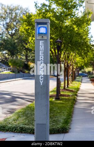 Notrufbox mit blauem Licht auf einem College-Campus Stockfoto