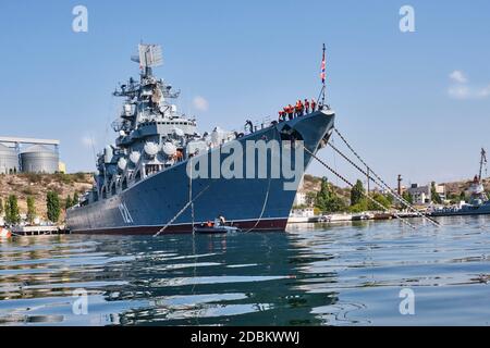 Sewastopol, Russland - 26. September 2020: Der Raketenkreuzer Moskau ist im Hafen von Sewastopol vertäut. Schwarzmeerflotte Russlands. Stockfoto