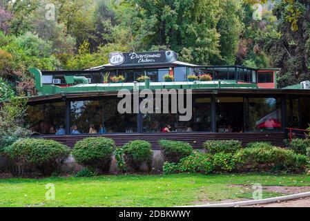 Santiago, Chile - 6. April 2018.Foto eines Restaurants in einem Waldgebiet am Stadtrand von Santiago, Chile. Stockfoto