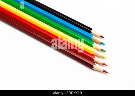 Einige bunte Holzstifte auf weißem Hintergrund Stockfoto