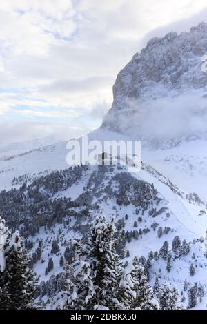 Teilansicht des Langkofels und Skipiste im Winter, Gröden, Dolomiten, Italien Stockfoto