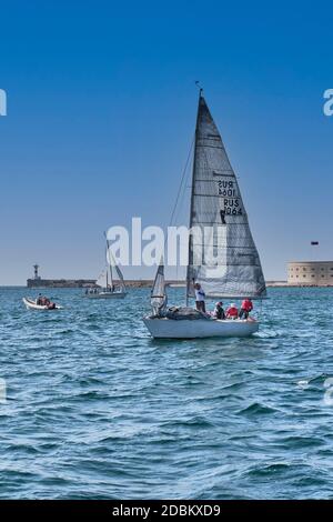 Sewastopol, Russland - 26. September 2020: Sportyachten segeln auf der Sewastopol Bucht . Stockfoto