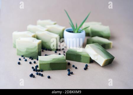 Handgemachte Seifenstücke mit echtem Wacholder Stockfoto
